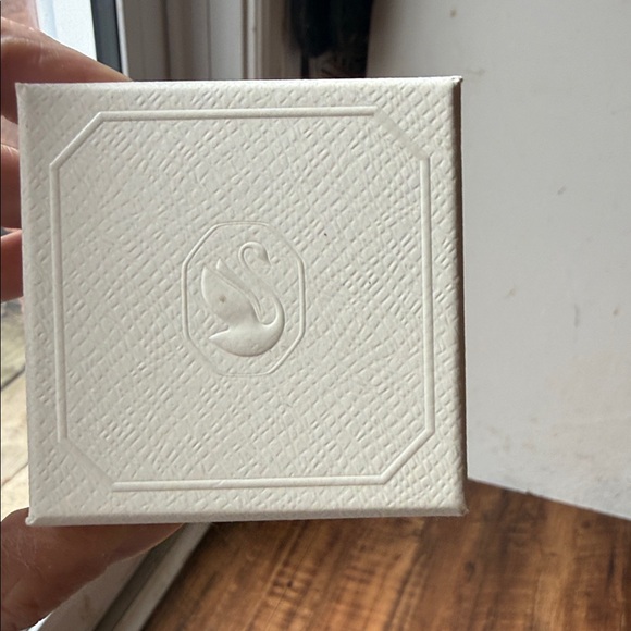 Elegant Silver Necklace with Crystal Accents - Picture 3 of 3